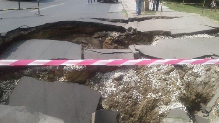 HUGE SINKHOLE forms in Chisinau (PHOTO)