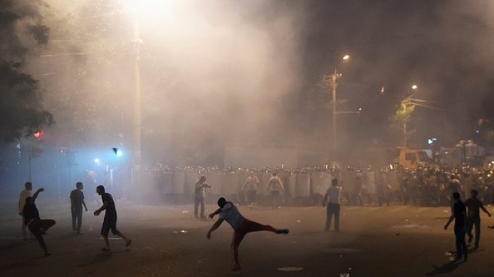 Armenian police clash with demonstrators during continuation of protest