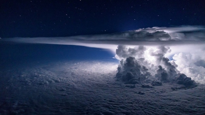 Pilot witnesses incredible thunderstorm above Pacific Ocean 