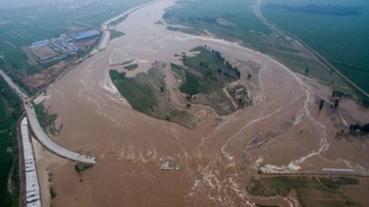 Dozens killed and hundreds of thousands evacuated in China because of floods