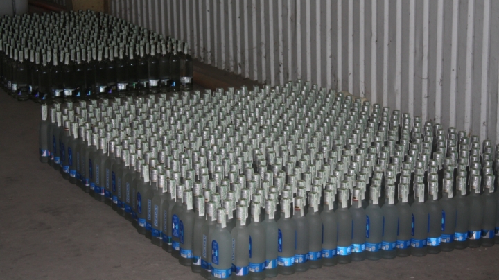 Man, who tried to smuggle huge amount of alcohol and insecticide, was detained at customs