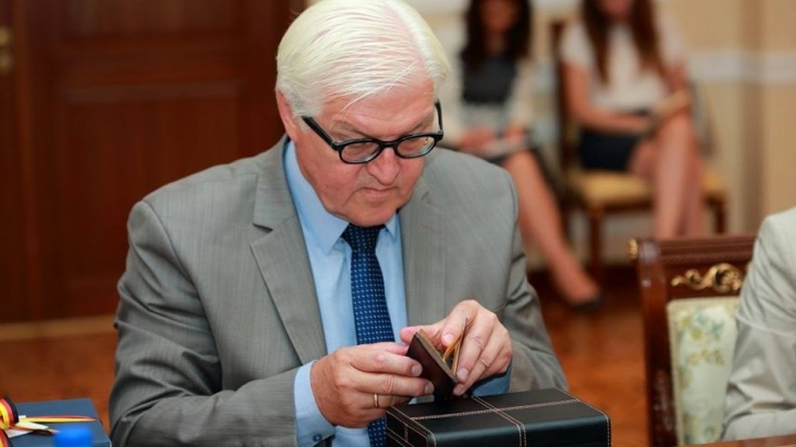 Andrian Candu offers historic  present to Frank-Walter Steinmeier (PHOTO)