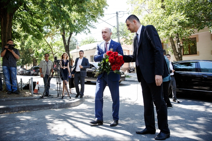 Moldovan people are sympathetic towards French nation, lay flowers at Embassy of France