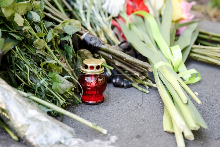 Moldovan people are sympathetic towards French nation, lay flowers at Embassy of France