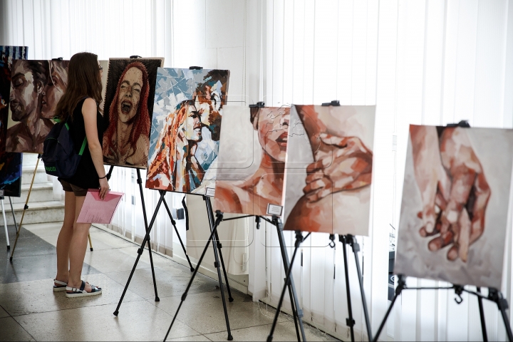 Government building hosts art exhibition of Nicoleta Vacaru (PHOTO)