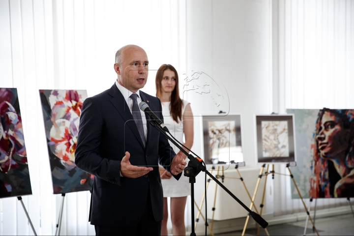 Government building hosts art exhibition of Nicoleta Vacaru (PHOTO)