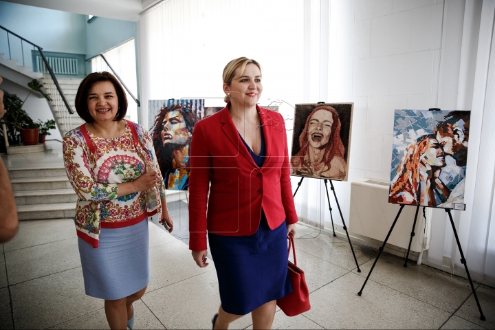 Government building hosts art exhibition of Nicoleta Vacaru (PHOTO)