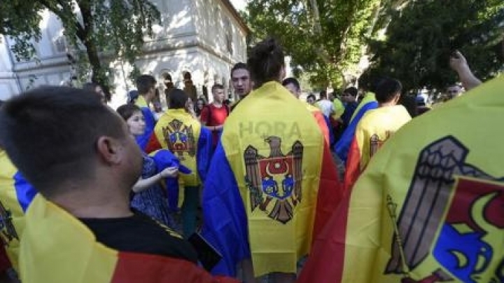 Young people from Romania, Moldova held flash mob in Bucharest, celebrating brotherhood  