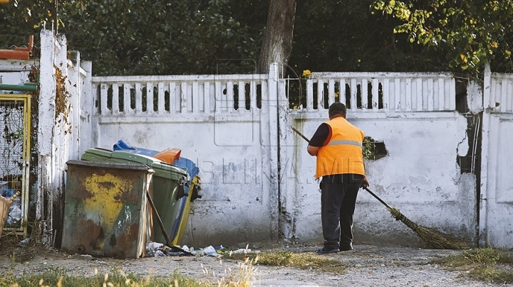 People from Buiucani sector found a NEWBORN in a plastic bag near some dumpsters