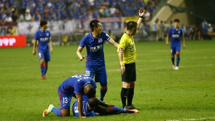 Former Chelsea striker Demba Ba suffers horrific leg break in Chinese Super League