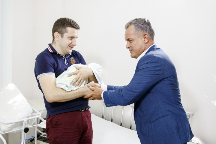 "A new life" campaign continues with presents from Vlad Plahotniuc to all mothers and newborns