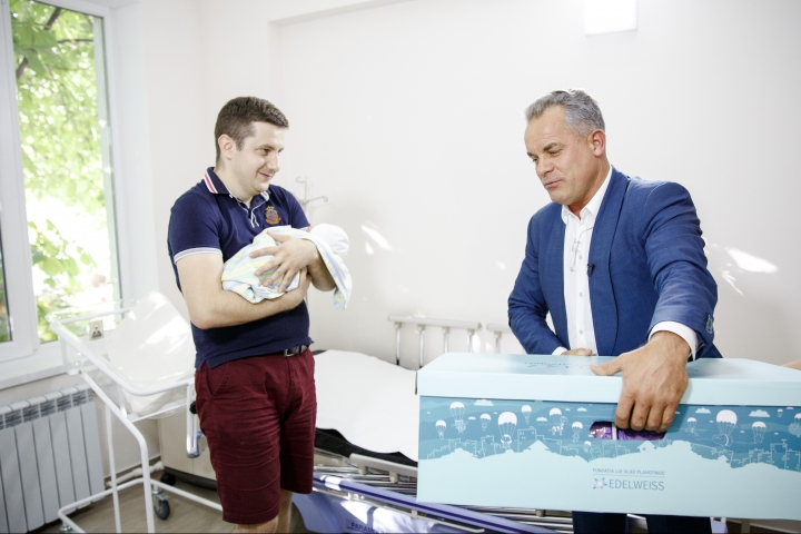 "A new life" campaign continues with presents from Vlad Plahotniuc to all mothers and newborns