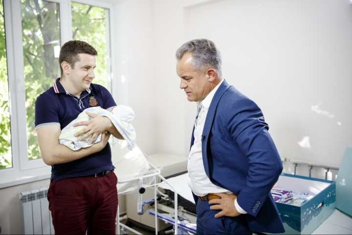 "A new life" campaign continues with presents from Vlad Plahotniuc to all mothers and newborns