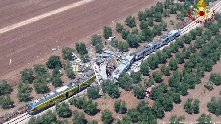 PASSENGER trains collide in Italy: 12 dead, scores injured (VIDEO)