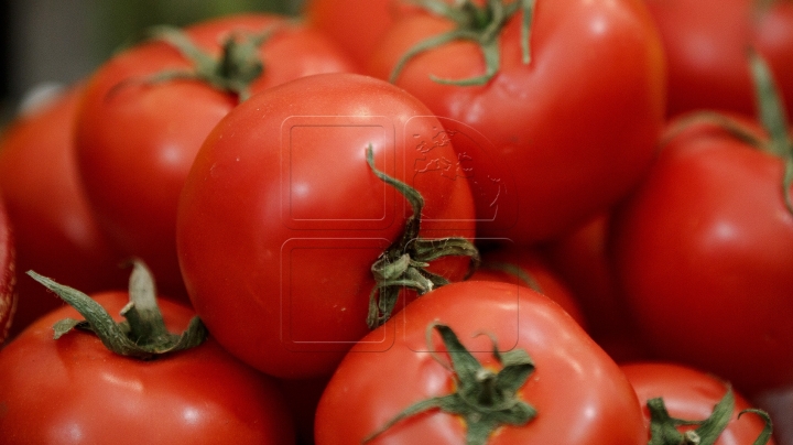 Turning rotten tomatoes into electricity. Study shows it's plausible