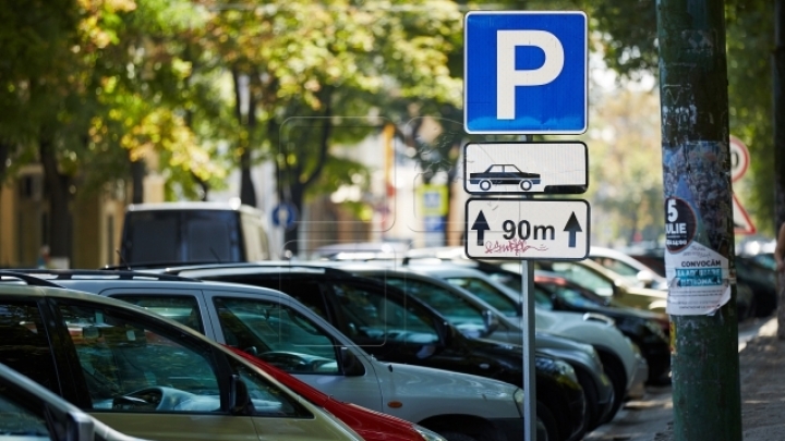 Man cut off an entire lane parking his car on it