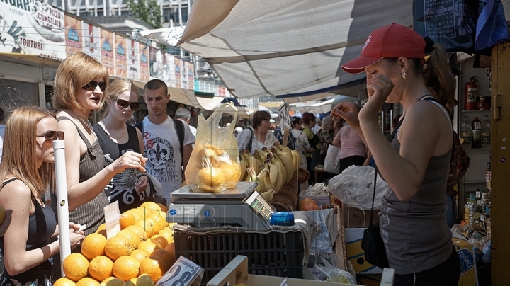 People from Balti have to jump over fence in order to go to farmers' market