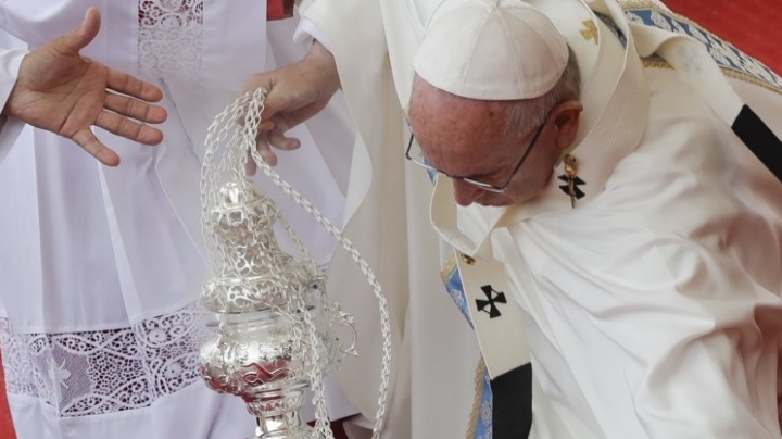 Pope falls in front of big audience in Poland (VIDEO)