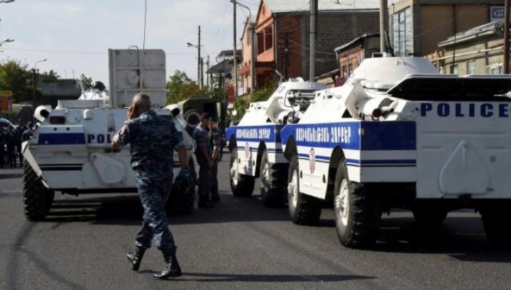 Hostages standoff in Armenia. Gunmen demand resignation of president