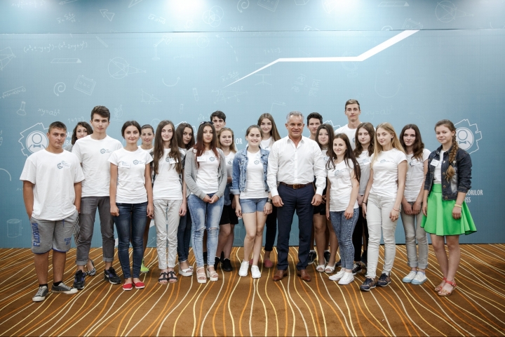 Vlad Plahotniuc gives advice to participants of School of Edelweiss Ambassadors (PHOTO REPORT)