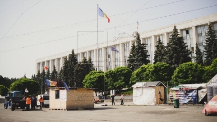 New court session on tent camp in downtown Chisinau