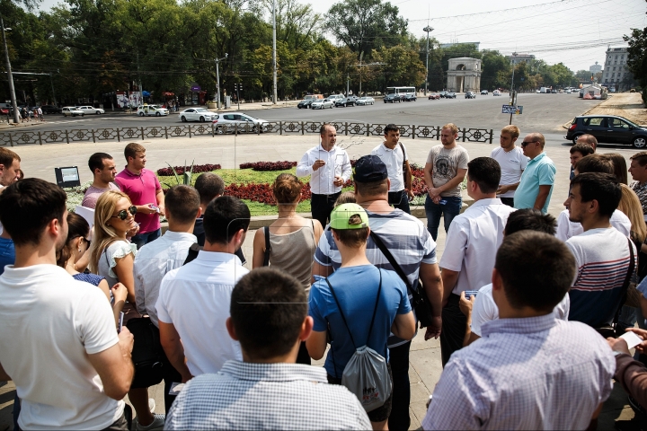 Moldovan citizens were congratulated by young democrats with Constitution Day (PHOTOREPORT)