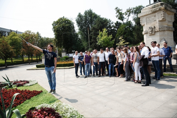 Moldovan citizens were congratulated by young democrats with Constitution Day (PHOTOREPORT)
