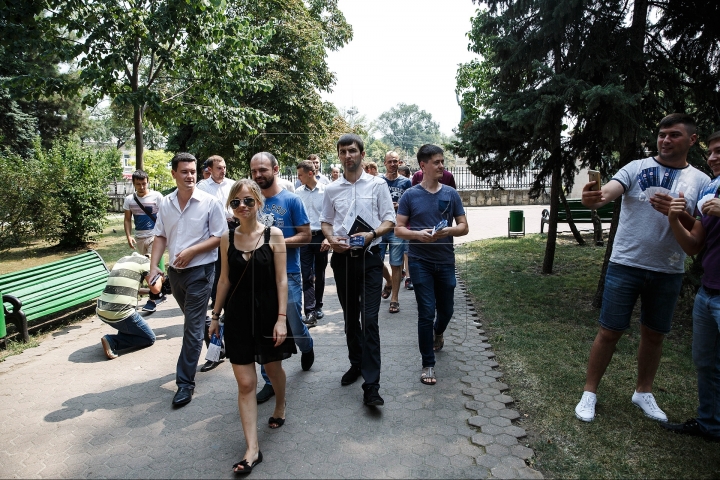 Moldovan citizens were congratulated by young democrats with Constitution Day (PHOTOREPORT)