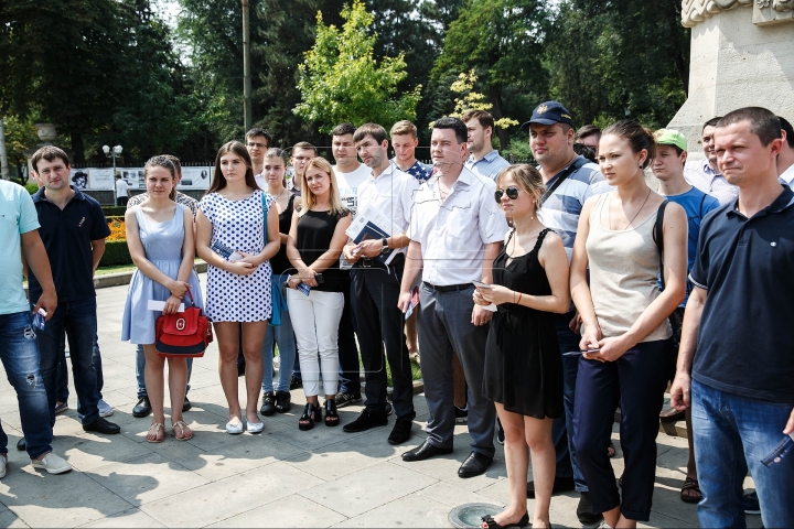 Moldovan citizens were congratulated by young democrats with Constitution Day (PHOTOREPORT)