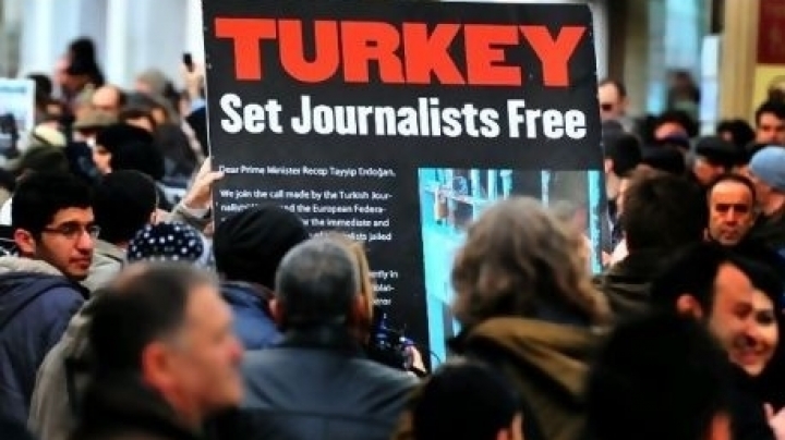 Istanbul court arrests journalists for links with cleric Fethullah Gulen