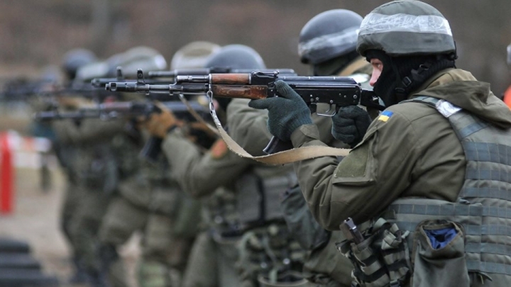 Ukrainian president Poroshenko orders highest combat readiness near Crimea, in Donbass