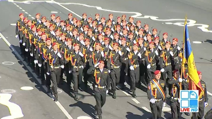 Thousands of militaries marched in National Assembly Square in an amazing parade (PHOTO) 