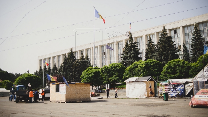 Veterans of Dniester war ask for tents dismantling in National Assembly Square during a flash-mob