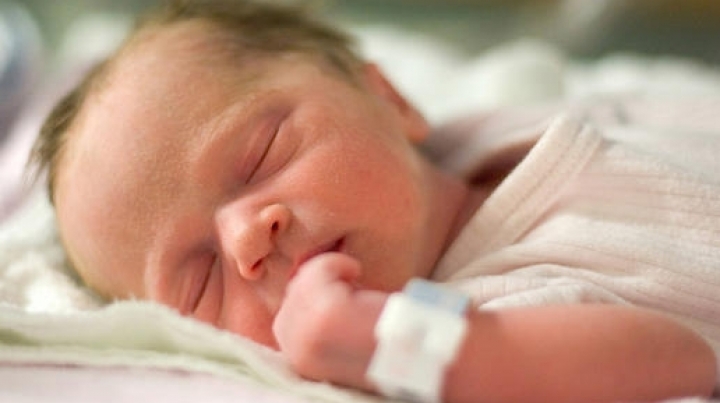 Polish tram driver acts as midwife. Cuts umbilical cord with umbrella string   