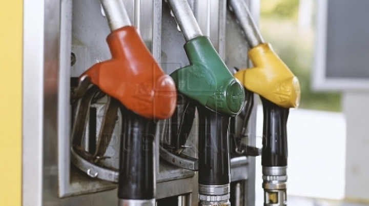 Power regulator sets lower prices for gasoline and diesel fuel