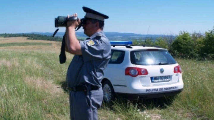 Caught red-handed! Smuggler tried carrying packs of cigarettes into Romania