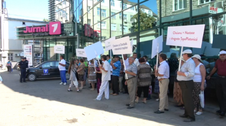 Orhei residents continue their protests in front of Jurnal TV headquarters