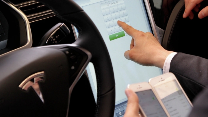 Tesla updates software after car hack