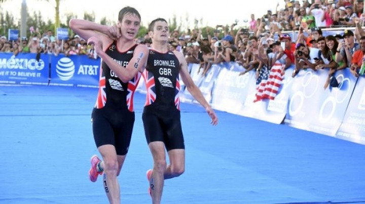 Alistair Brownlee hauls exhausted brother Jonny over line in dramatic triathlon finish