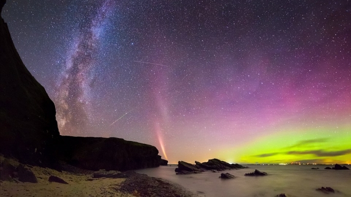 A strong solar storm continues to light up Earth, enchants people with amazing view