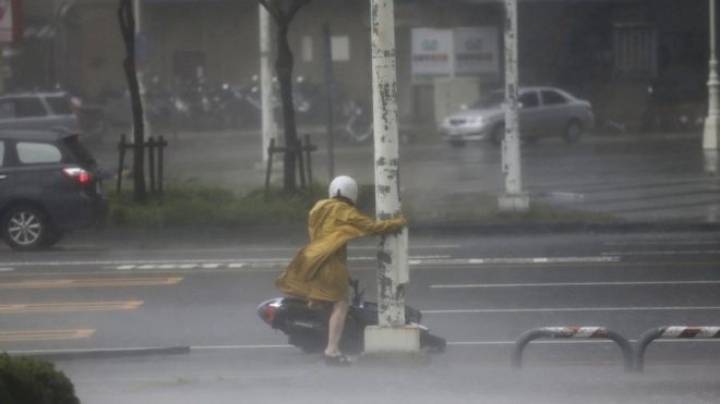 Typhoon Meranti hits mainland China after pounding Taiwan