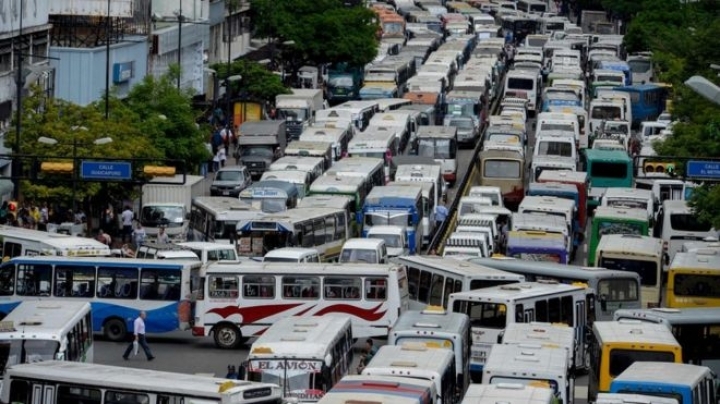 Venezuela crisis: Bus drivers bring chaos to Caracas