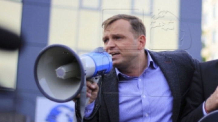 "Dignity and Truth" party forces citizen signatures to be able to submit Nastase for president