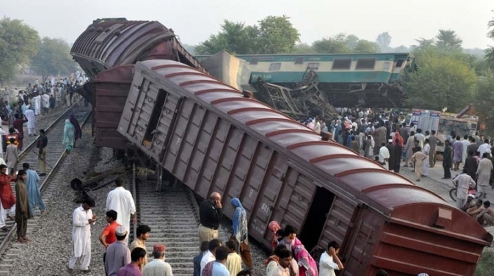 6 dead, over 150 injured as passenger and cargo trains collide in Pakistan