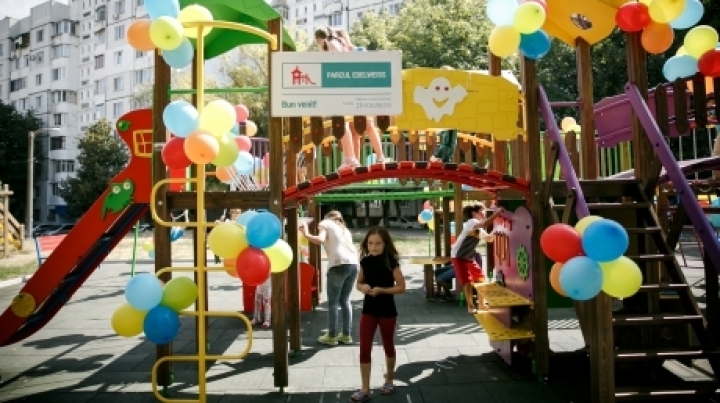 Great joy for Floresti town children. New playground build by Edelweiss campaign 