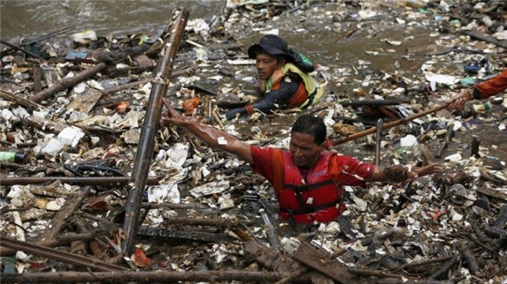 Indonesian authorities tax plastic bags to prevent water pollution