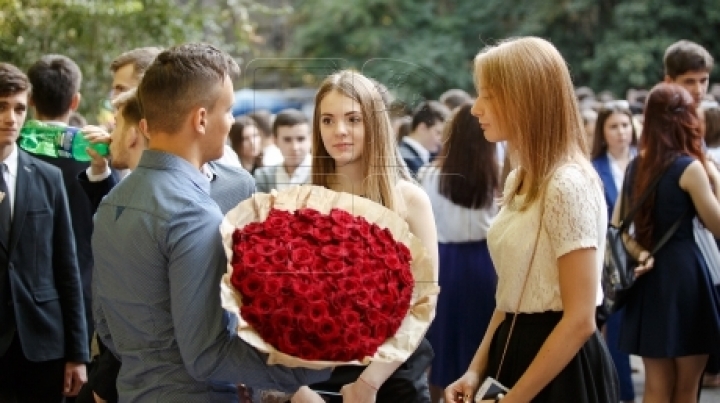 Students looking for flowers for teachers on September 1st