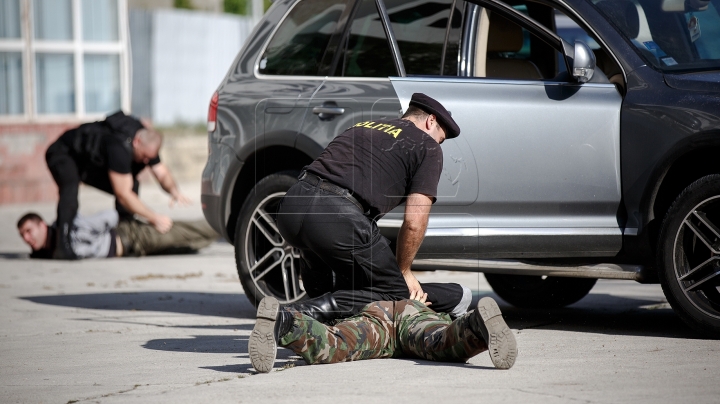 Four persons suspected of drugs commercialization were detained during a search in Ciocana sector