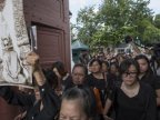 Thousands queue in Bangkok to pay respects to late king