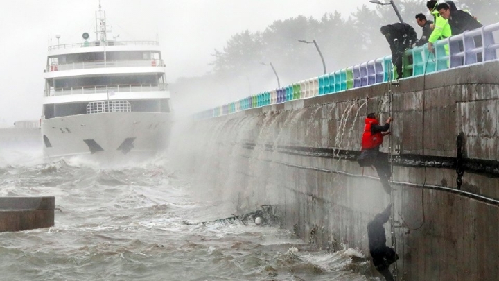 Typhoon Chaba hit South Korea, after hammering Japan